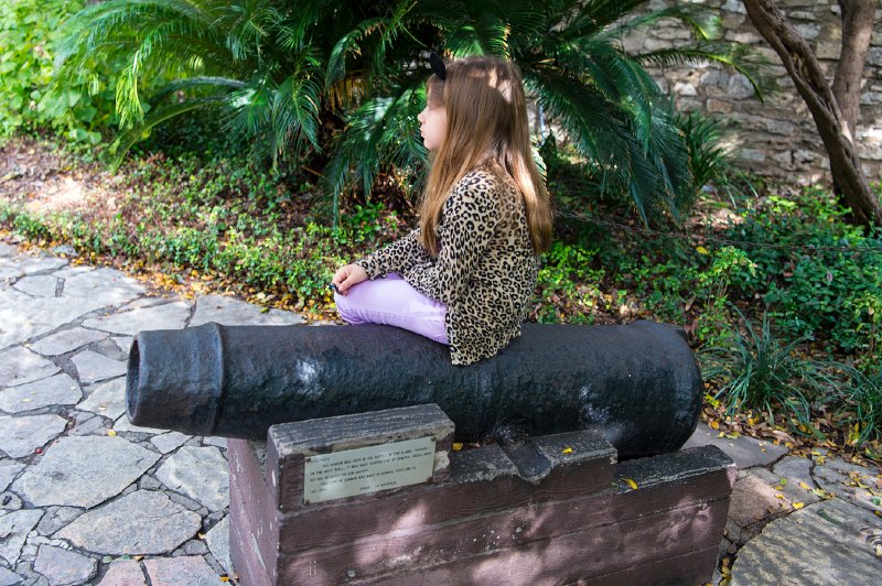 20151031_114100 D4S.jpg - Young Girl listening to history lecture of Alamo